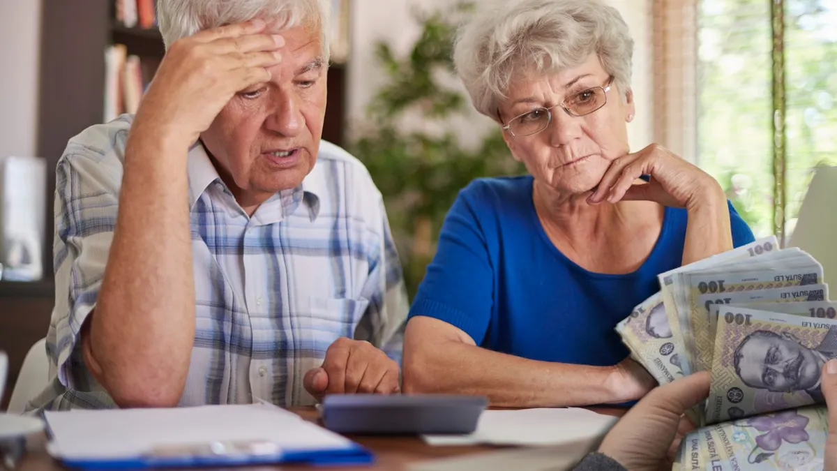 Vești proaste pentru români! Pensiile şi salariile ar putea fi înghețate dacă datoria publică continuă să crească