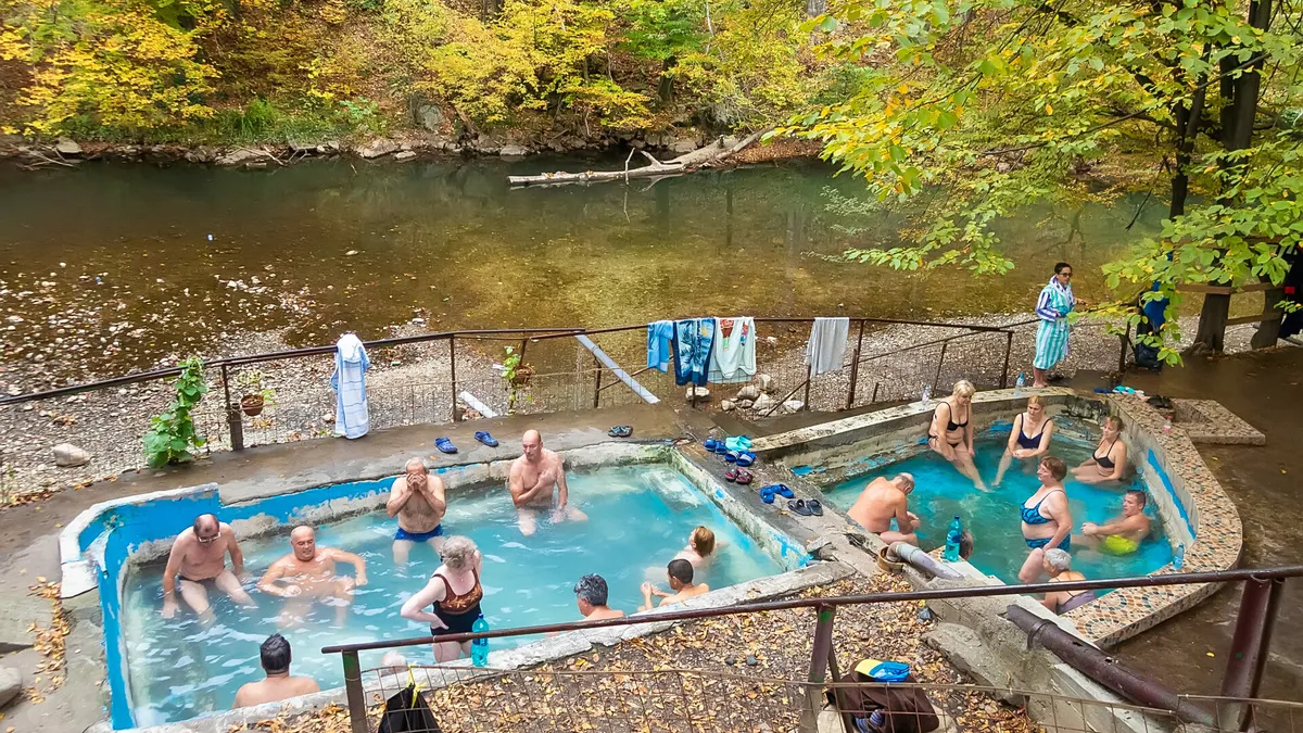 Staţiunile balneare, din ce în ce mai atractive pentru români. Ce documente îţi trebuie pentru a beneficia de o vacanţă la băi