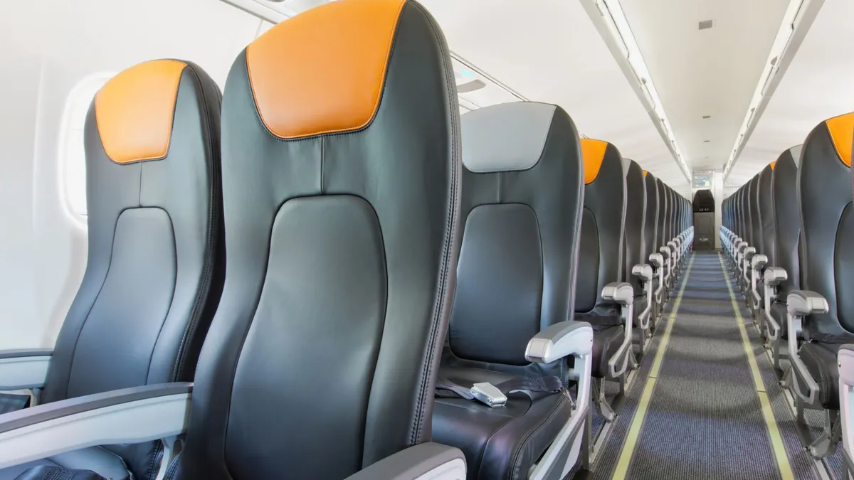 Noi obligații pentru călătorii cu avionul. Ce nu mai au voie pasagerii în timpul zborului