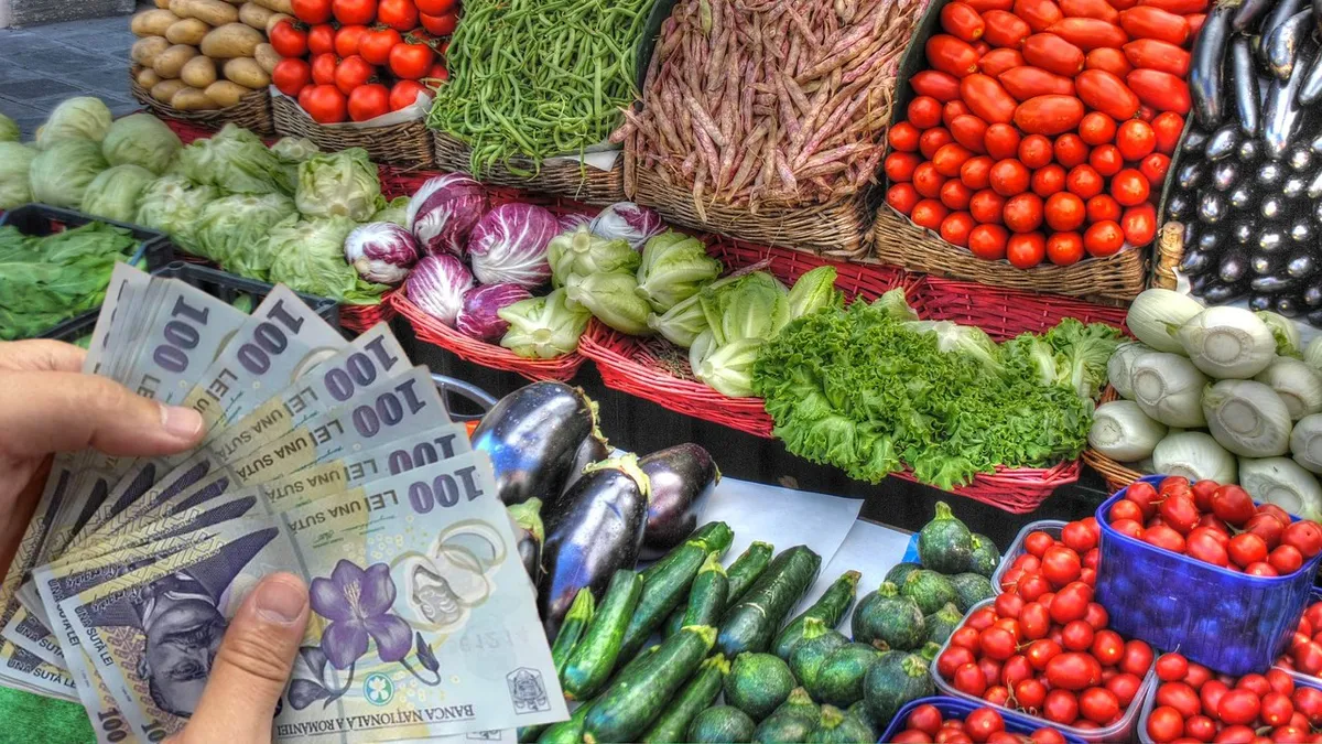 Seceta și furtunile aduc scumpiri de peste 300% la tarabele cu legume. Cât ajung să coste varza, castraveții, roșiile și ardeii