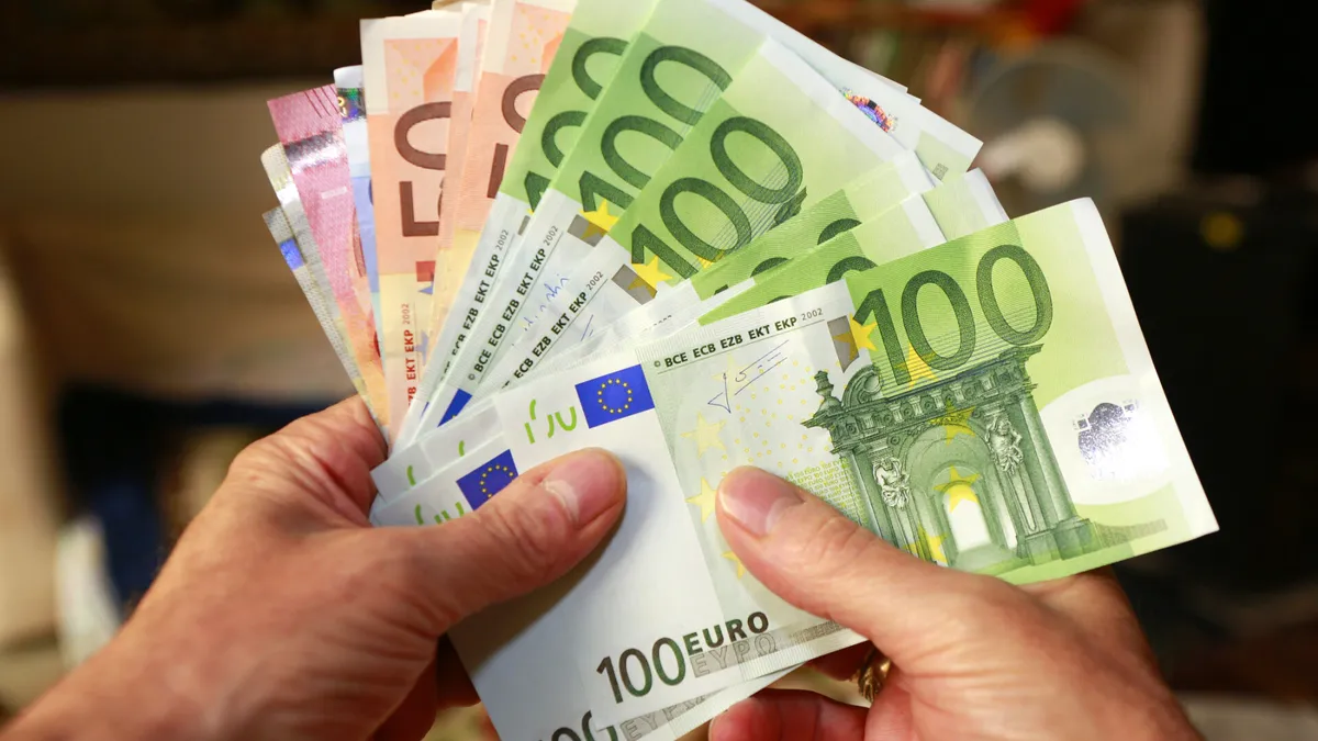 Adio plăți cash în UE din iulie 2024. Vor fi permise doar parțial, dacă nu depășesc o anumită sumă