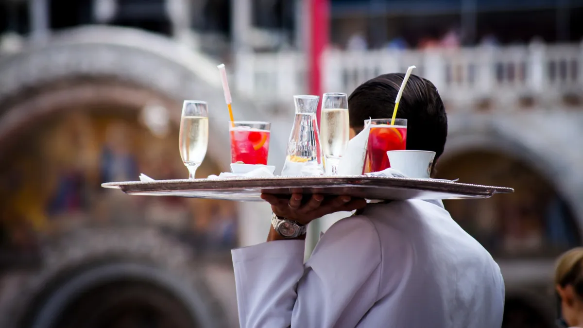 Antreprenorii din HoReCa, confruntaţi cu deficitul de forţă de muncă, au ajuns să aducă personal din afara ţării: Câştigă lejer peste 10.000 de lei pe lună