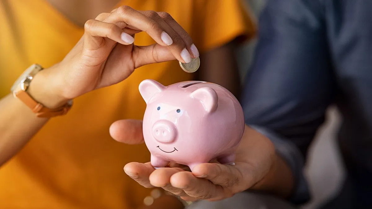 Cum poți economisi bani dacă ai venituri mici. Zece pași pentru a-ți gestiona finanțele