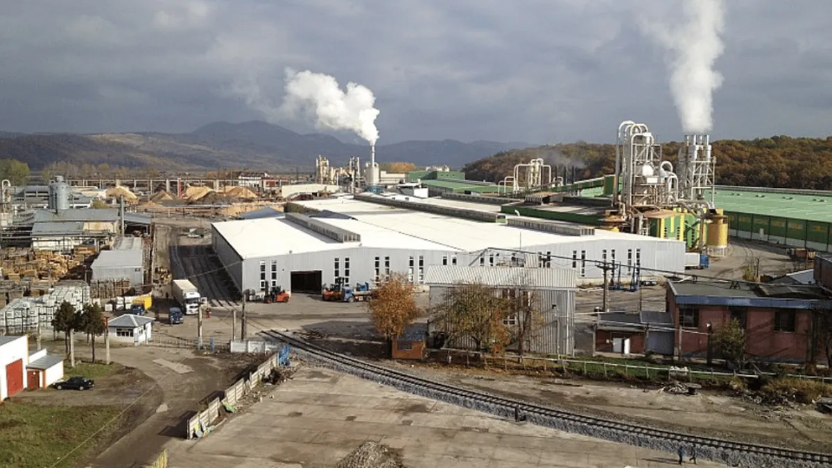 Sute de angajaţi vor fi concediaţi colectiv. O fabrică din Prahova se închide