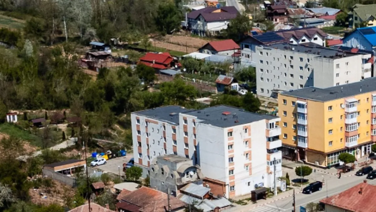 Orașul din România în care tinerii pleacă pe capete. „Sunt apartamente goale, case părăsite” | E totul încremenit în timp