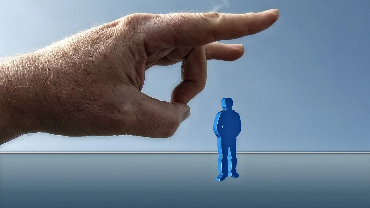 Criză economică fără precedent. Fabrici închise și concedieri masive în România. Mii de oameni deja fără locuri de muncă în 2025!