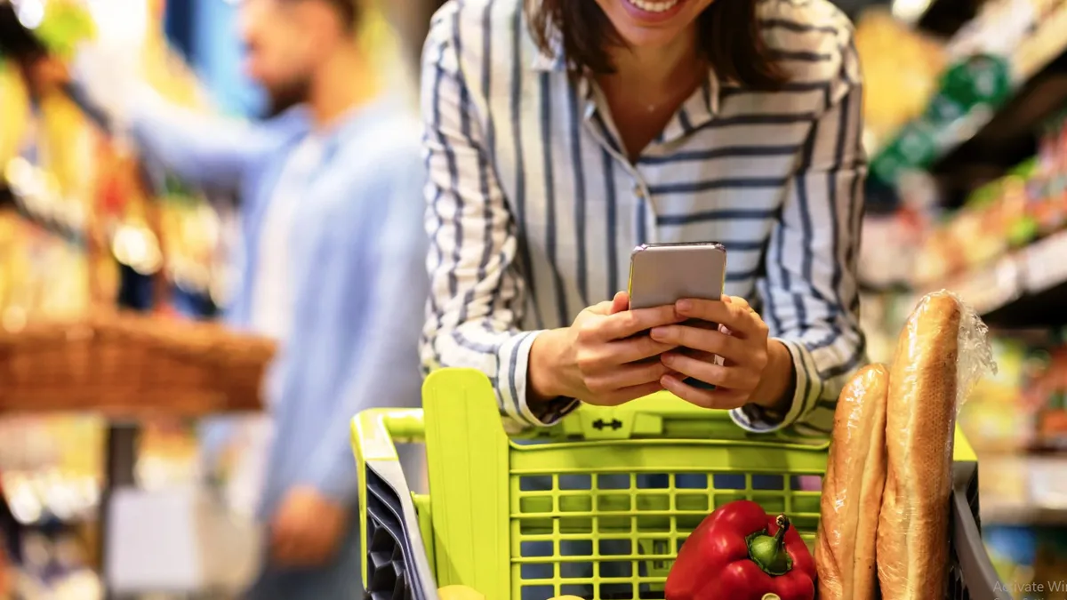 Produsele la ofertă, cele mai vândute în magazine. Retailerii se bat în promoţii pentru a-i atrage pe clienți