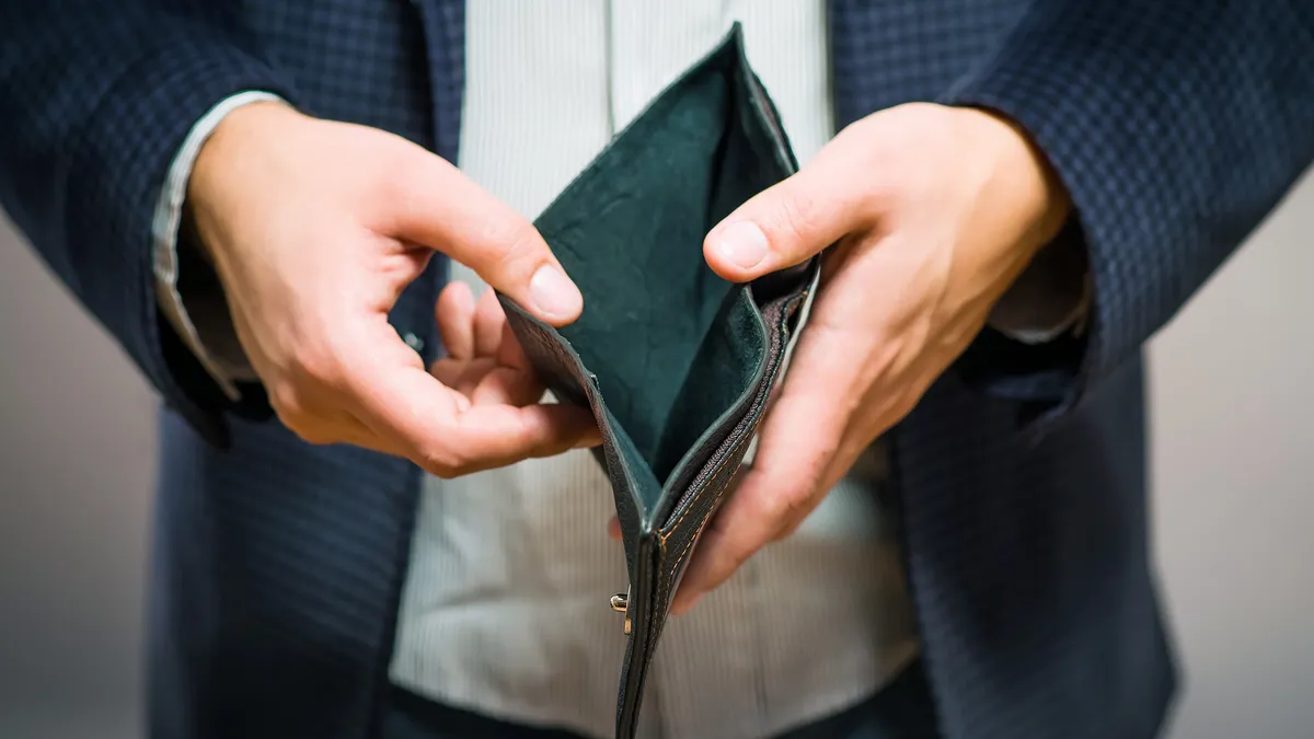 Românii trăiesc de la un salariu la altul: 99% lucrează pentru bani şi doar pentru 1% dintre români lucrează banii