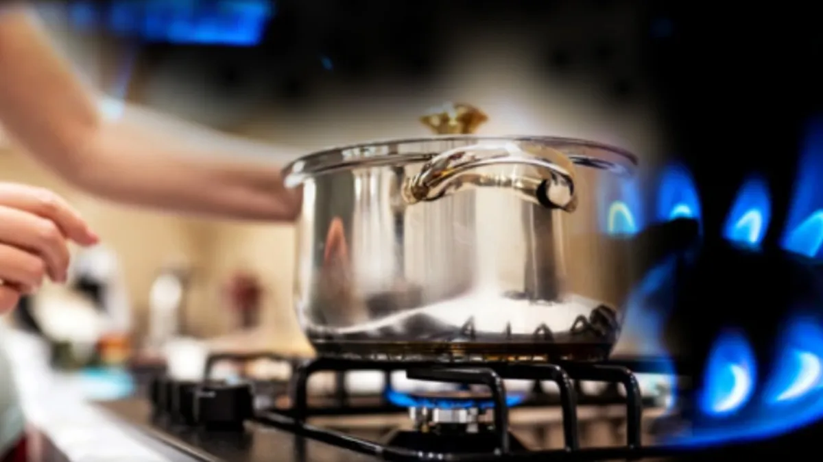 Mai periculos decât s-ar fi crezut! Gătitul la aragaz scurtează viața oamenilor cu doi ani!