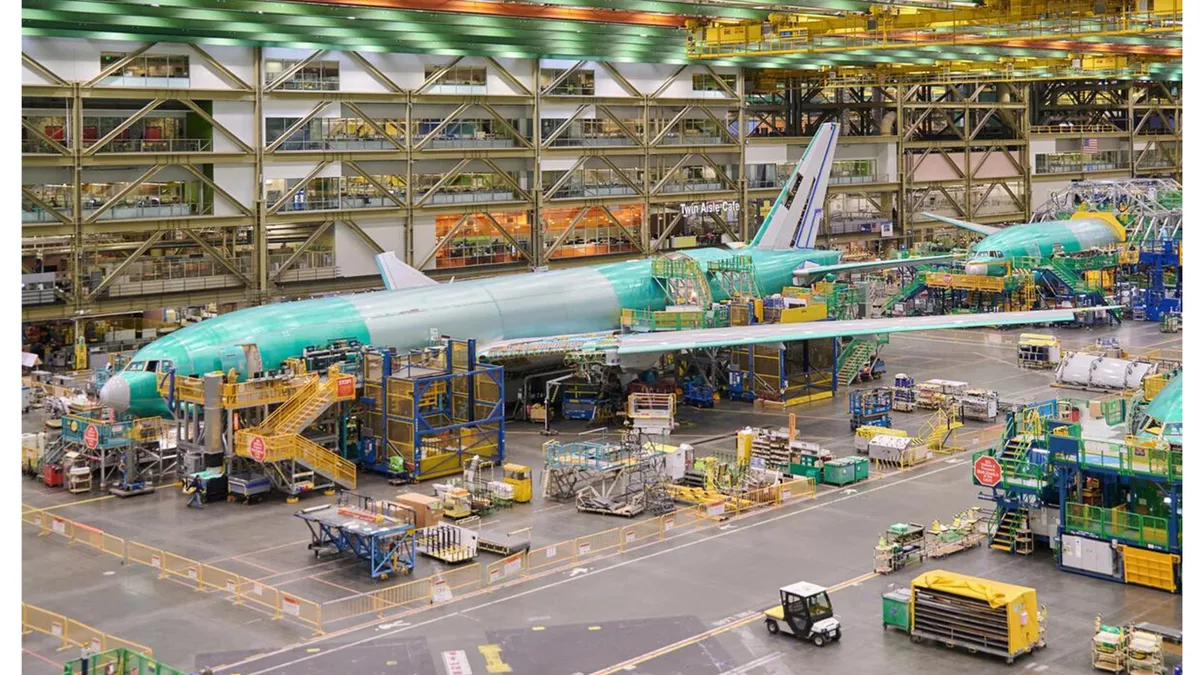 Boeing va reduce 17.000 de locuri de muncă şi amână livrarea primului său avion 777X. Concedieri masive şi la TikTok din cauza AI