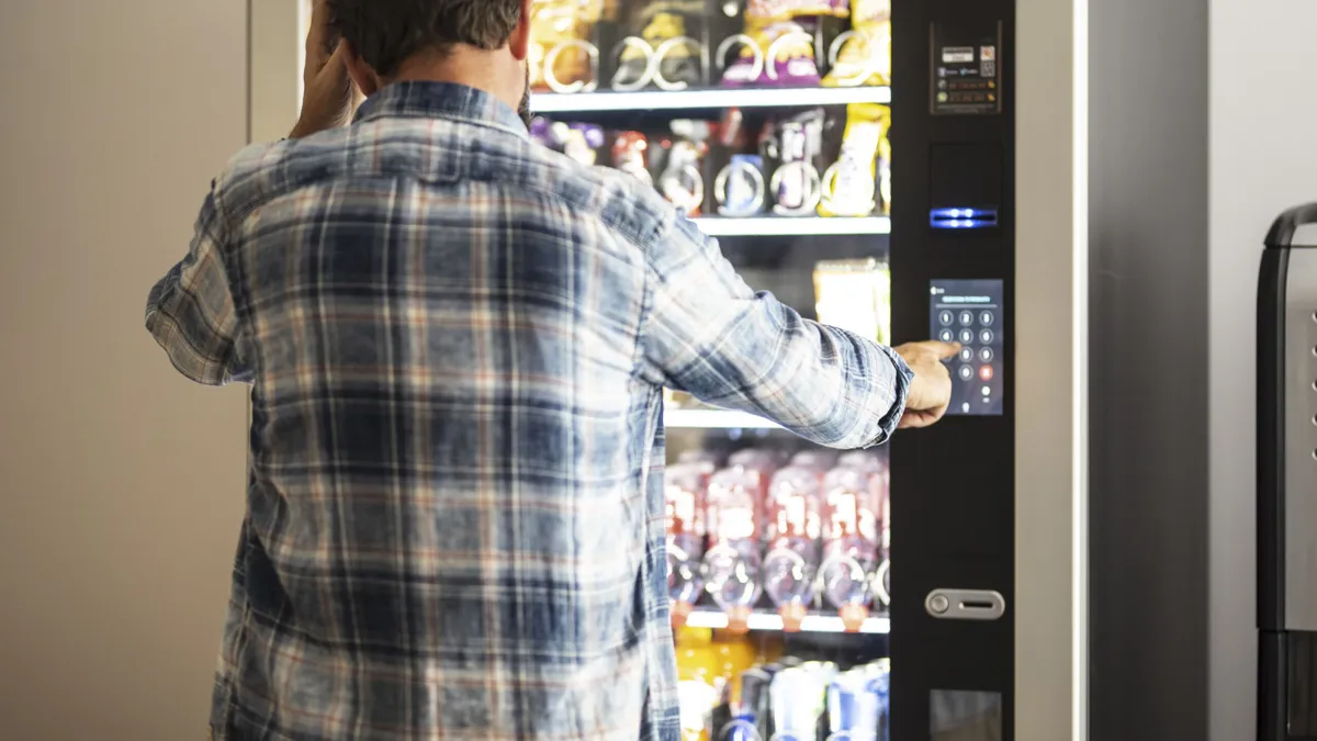 Mâncarea și cafeaua de la automate vor fi mai scumpe. Ce schimbări aduce Codul Fiscal în 2025