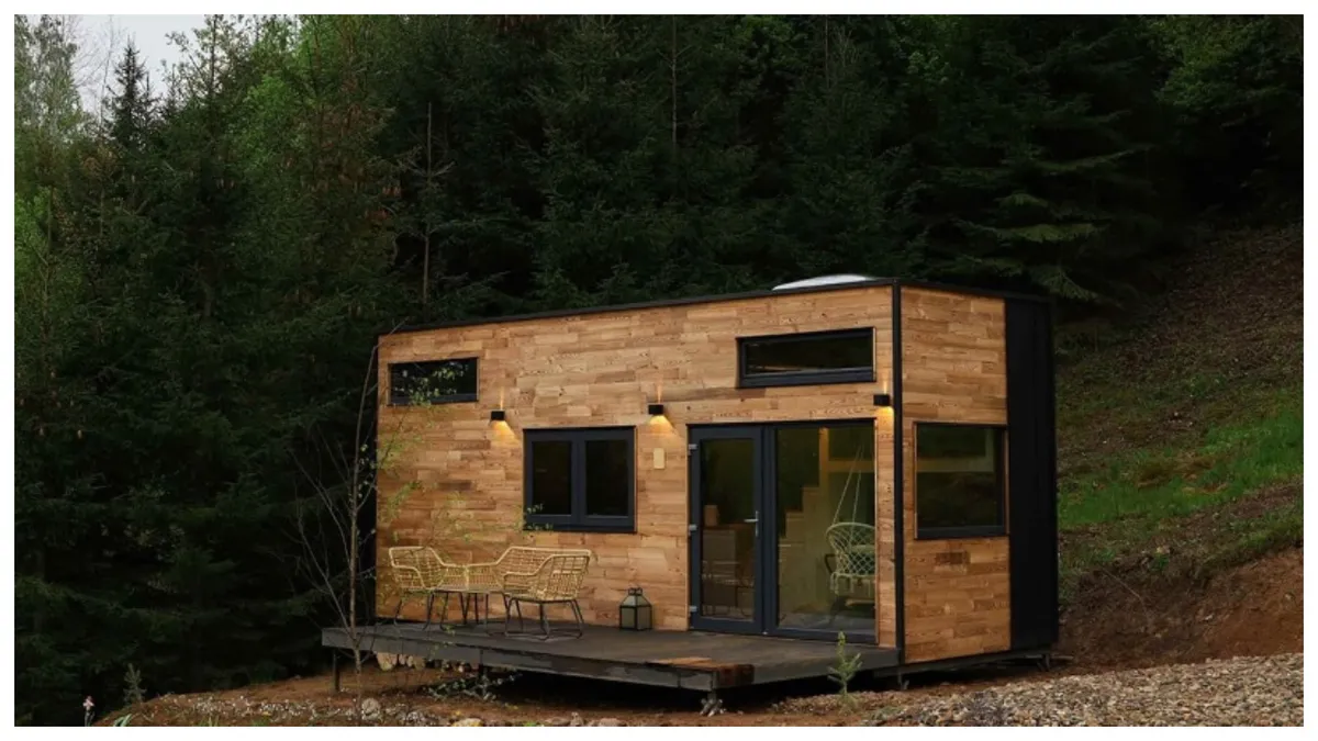 Coniferis Retreat, un proiect turistic pornit de la un atelier de producție, oferă oamenilor case mobile ieftine și vacanțe memorabile