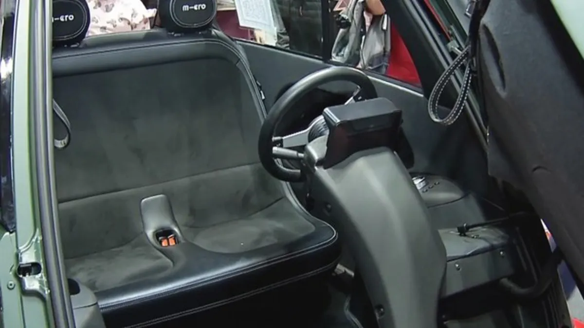 Mașina din care se iese ridicând parbrizul, direct pe trotuar, prezentată la SAB. Intră trei pe un singur loc de parcare