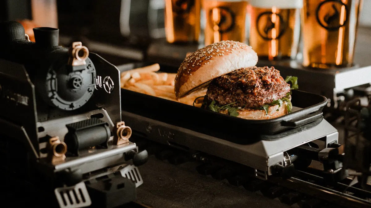 Restaurantul din Europa unde nu există niciun chelner. Mâncarea vine pe un trenuleț electric, ce se întinde pe o șină de 600 de metri