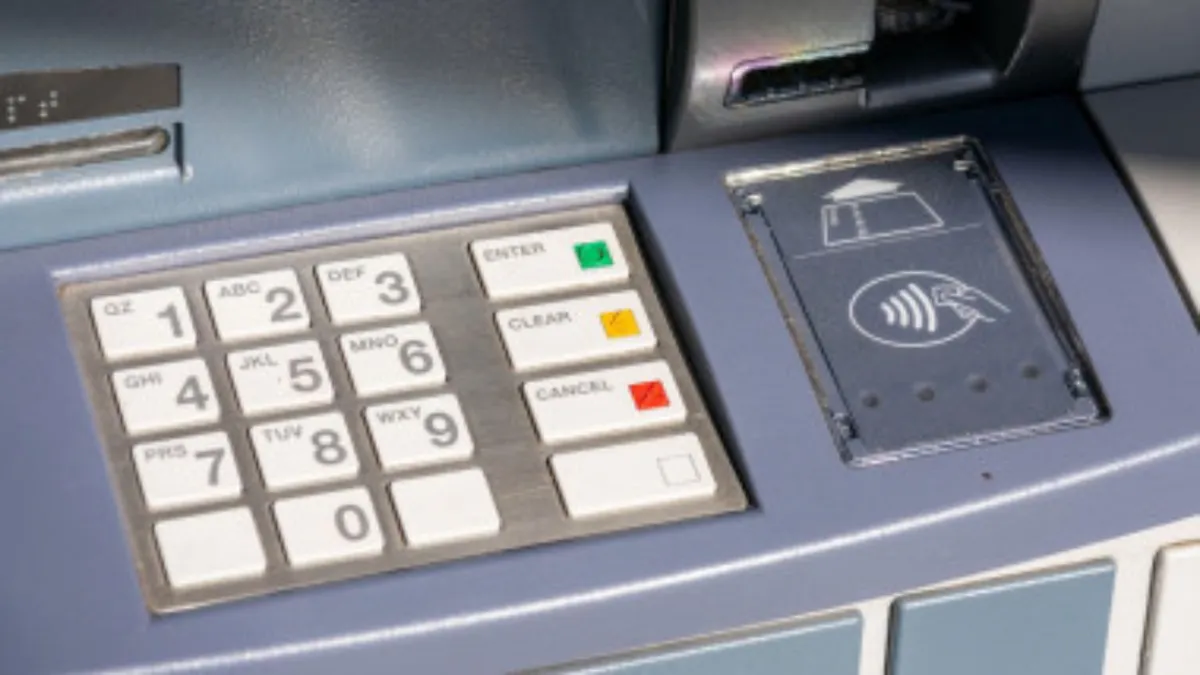 Ce buton să apeși când retragi bani de la bancomat. În acest fel eviți înșelătoriile