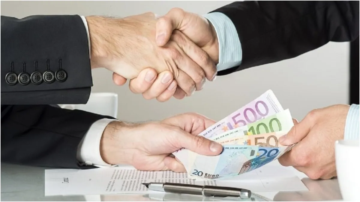 Românii plătesc cu 600 de lei mai mult la bănci, comparativ cu ceilalți europeni. Ce arată datele