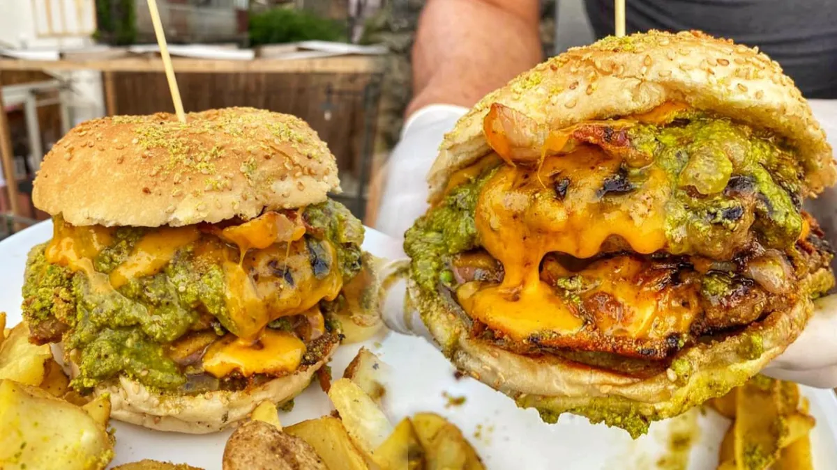 Burgerul Dubai, fița gastronomică a anului 2024. Cât a ajuns să coste în restaurantele din România