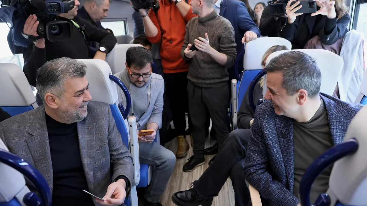 Primul tren electric nou din România a plecat miercuri dimineaţă din Gara de Nord spre Braşov. Premierul Marcel Ciolacu și ministrul Transporturilor, Sorin Grindeanu, printre primii pasageri