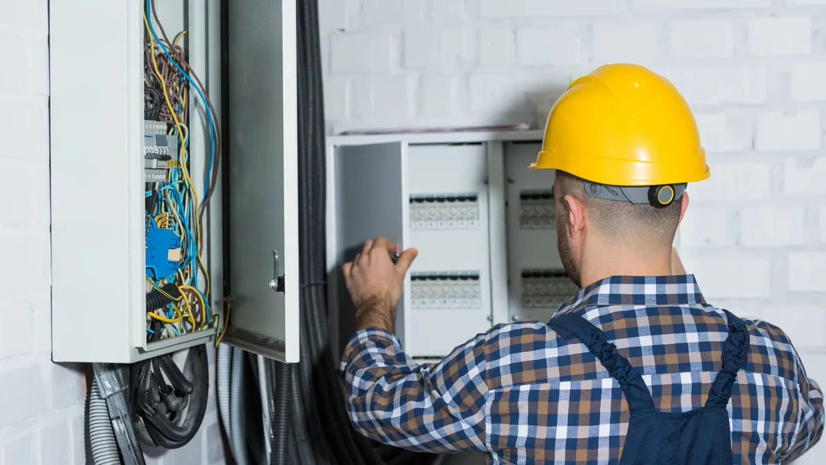 Meseria cea mai căutată pe piaţa muncii. Salariul este 10.000 de lei, cursurile costă 1.200 de lei şi durează cinci luni