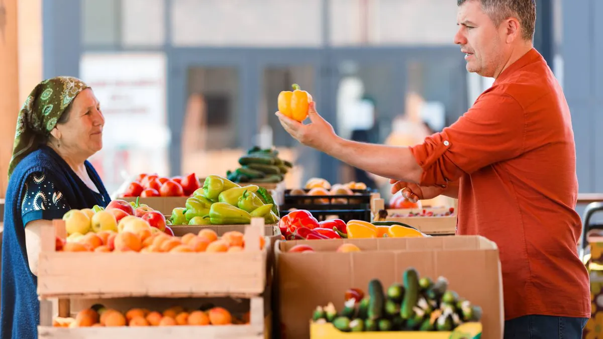 Țăranii nu vor mai avea voie să vândă fructe, legume sau lactate la poartă. Ordin ANSVSA