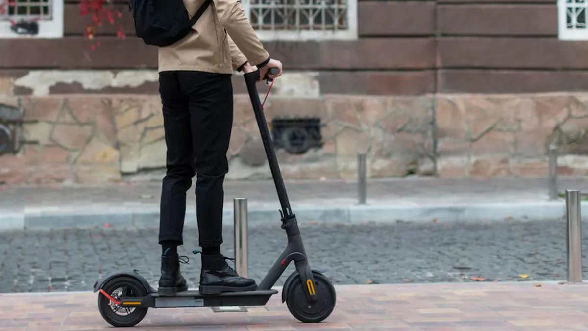 Motivul pentru care trotinetele au fost interzise într-un oraş din România. Când ar putea fi ridicată interdicţia
