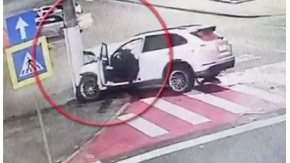 Un bolid de lux a intrat frontal într-o mașină de poliție, în Maramureș. Trei agenți au fost grav răniți în noaptea de Crăciun