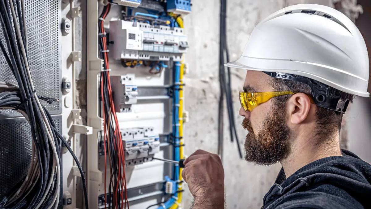 Cât câștigă un electrician în România, în 2024. Nu sunt necesare studii superioare