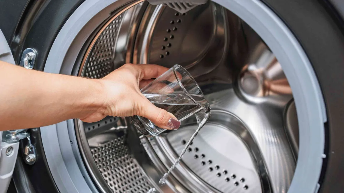 Ce se întâmplă dacă pui 500 ml de oțet în mașina de spălat. Trucul ieftin pe care îl știu puține gospodine