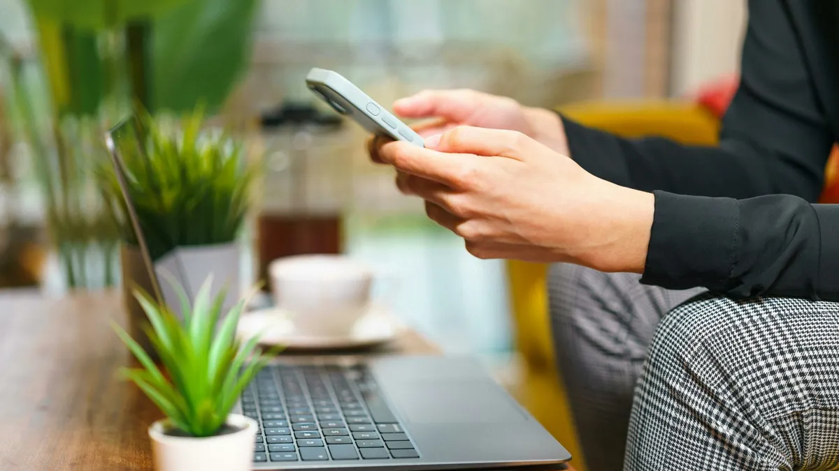 Ce riscă românii care comentează pe rețelele de socializare despre candidații de la alegeri. Amenda este uriașă!