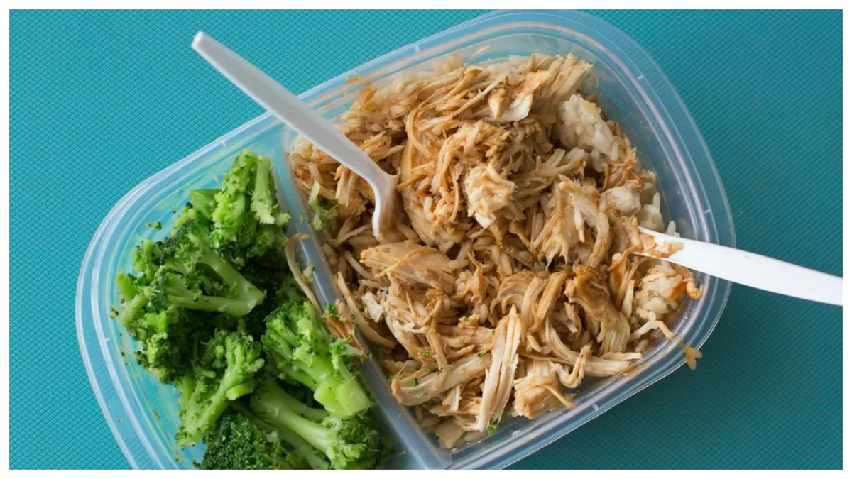 Poți încălzi mâncarea în caserole de plastic? Cât de periculos este pentru sănătate