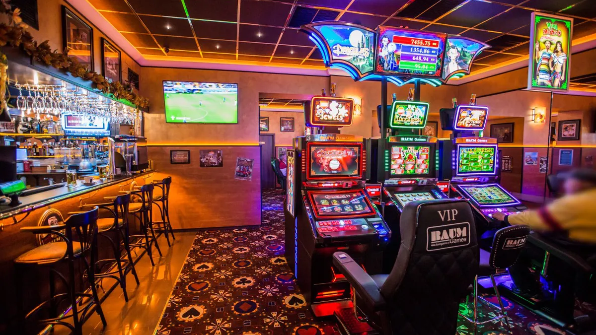 Un angajat de la o sală de jocuri a scos peste 83.000 lei din aparate și i-a jucat, crezând că îi va dubla