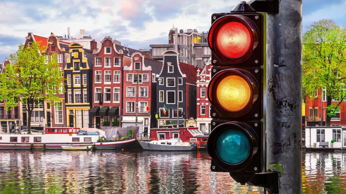 Amsterdam renunță la semafoarele inteligente. Pericolul nevăzut care colecta date personale fără ca oamenii să știe!