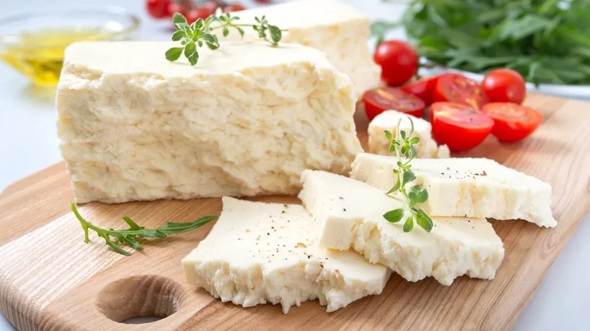 Sortiment de brânză contaminat cu E-coli, retras de Carrefour. Aruncă acest aliment dacă îl ai în frigider