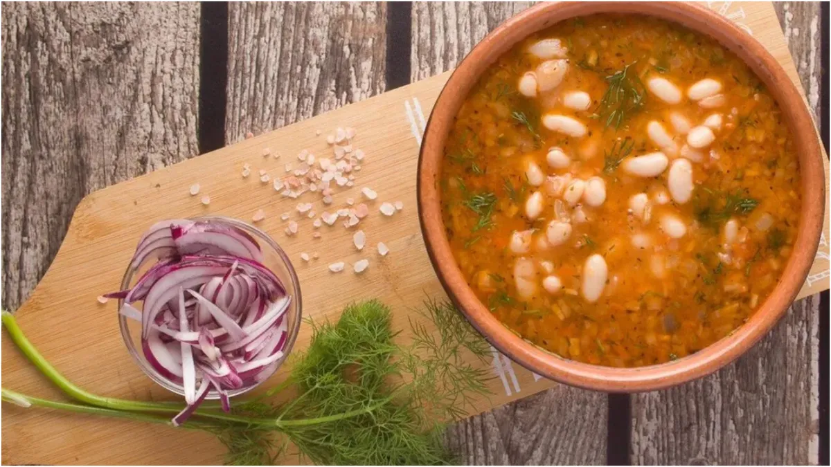 Ciorbă de fasole călugărească, după rețeta Mănăstirii Radu Vodă. Ingredientul care face ca preparatul să fiarbă rapid