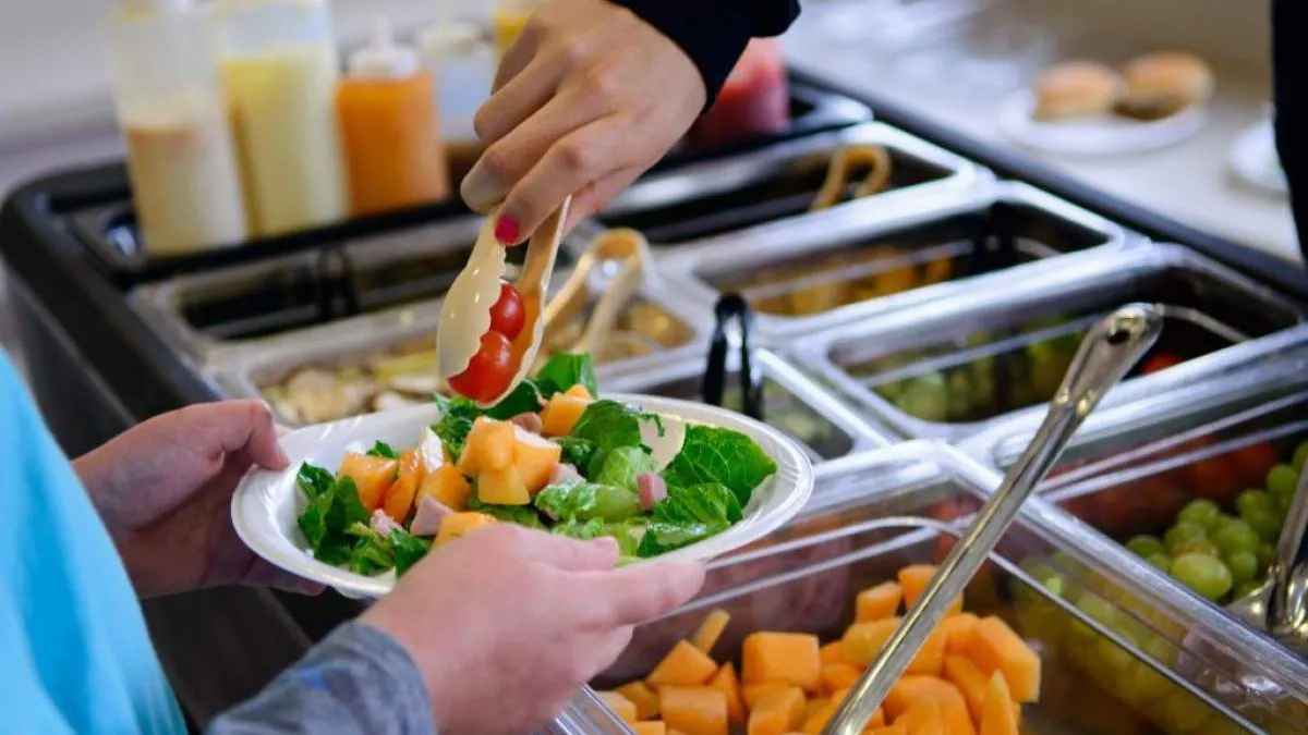 Programul naţional Masă sănătoasă se extinde. Ministrul Educaţiei: Ţinta este ca, în 2029, să ajungem să oferim masa caldă la toţi beneficiarii primari