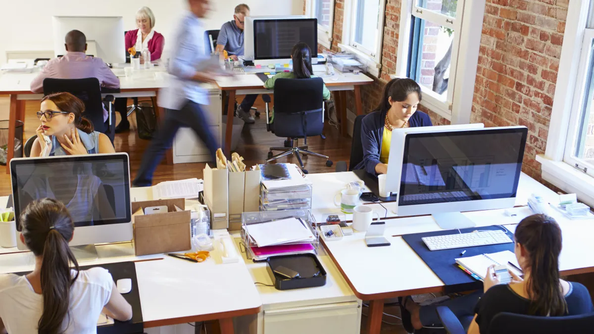 Gata cu munca de acasă! Marile companii se unesc şi îşi cheamă angajaţii la birou full time