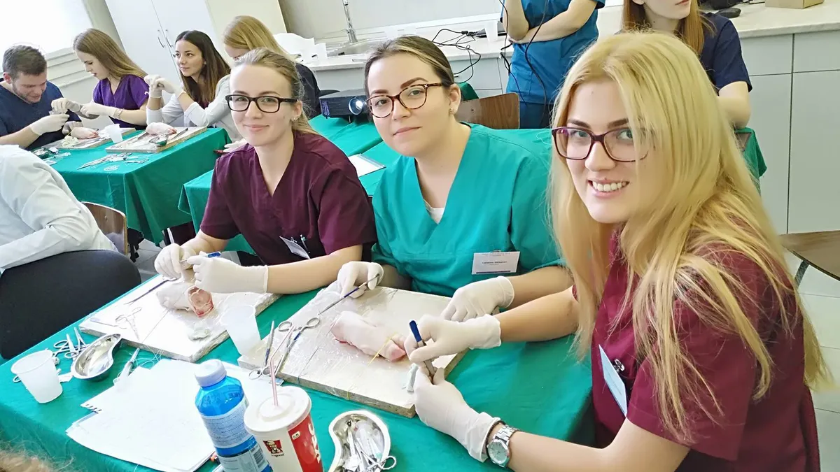 Universitate de Medicină și Farmacie Carol Davila anunță creșterea taxei de studiu pentru mai multe specializări. Scade și numărul de locuri