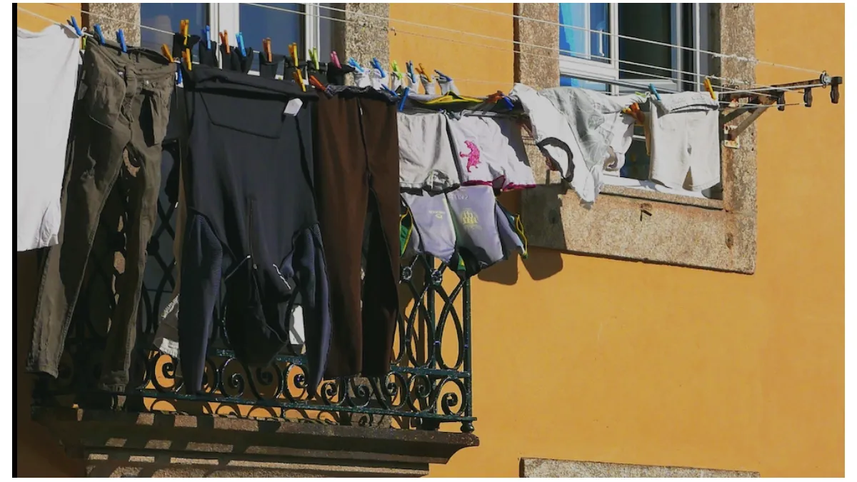 Amenzi usturătoare pentru românii care usucă rufele în balcoane sau montează aerul condiționat pe fațadele blocurilor. De când intră în vigoare noua lege