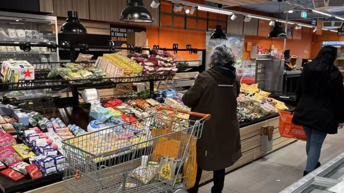 Supermarketul care se închide și folosește tehnica ”mai am două, să plec și eu acasă”. Totul se vinde la jumătate de preț