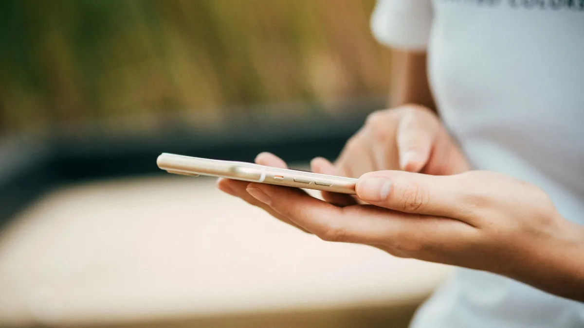 Nu-ți mai merge cum trebuie telefonul mobil? Iată trucurile prin care poți să-l faci ca nou