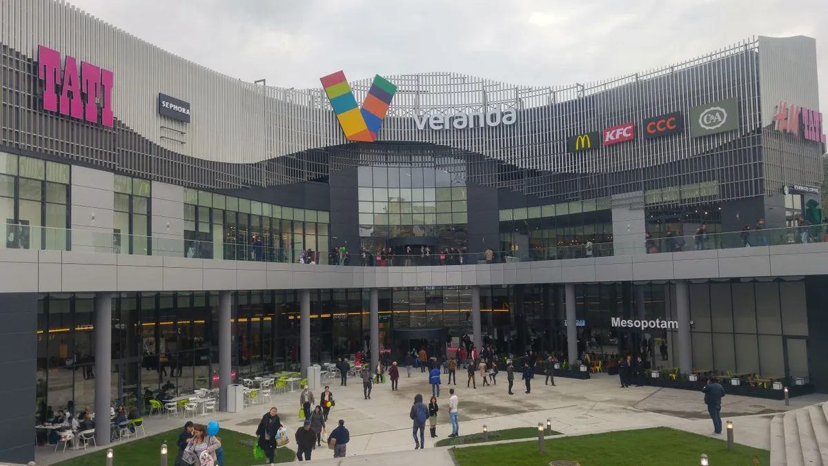 Veranda Mall din zona Obor, unde fraţii Pavăl (Dedeman) au acţiuni, a fost scos la vânzare