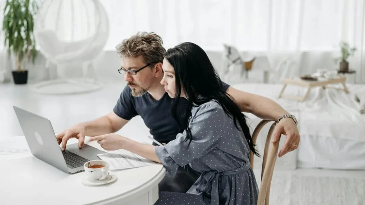 5 greșeli financiare care te pot costa scump dacă ai peste 45 de ani