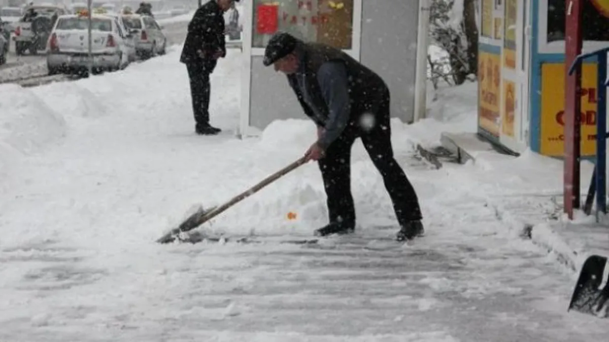 Ce amenzi riscă românii pe timp de iarnă în 2025. Care este obligaţia legală pentru cei care stau la casă şi la bloc
