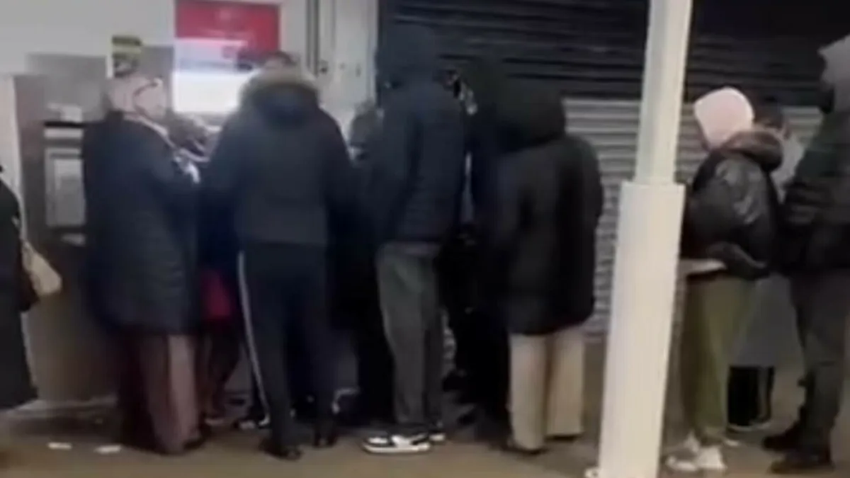 Bancomatele unei bănci au început să dea bani gratis! S-au strâns cozi imense!