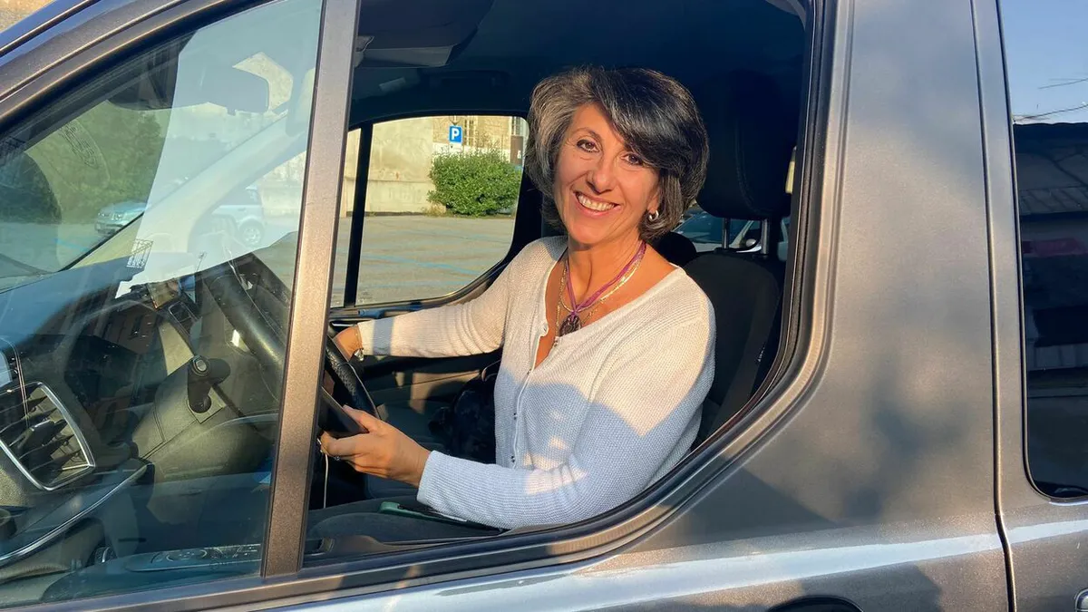 Câţi bani câştigă Beatrice din condusul tinerilor la discotecă: Am un job de mare responsabilitate