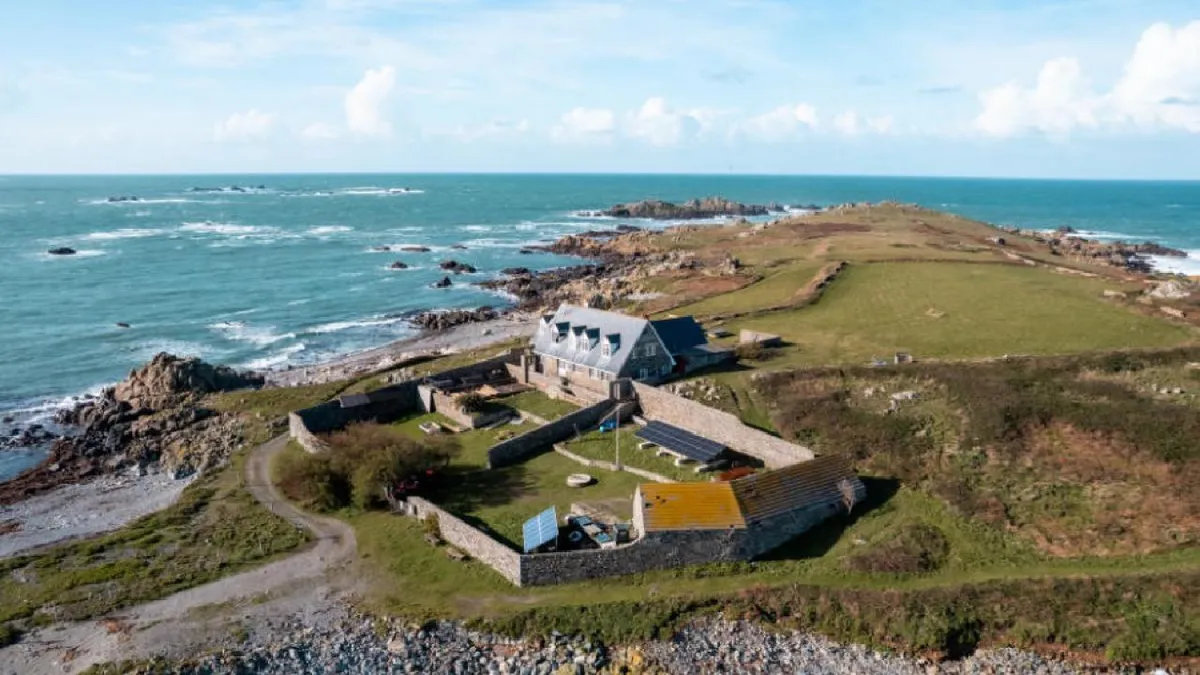 Insula care se închiriază în întregime cu doar 50 de euro pe noapte. Cei interesați au la dispoziție o vilă cu 9 dormitoare