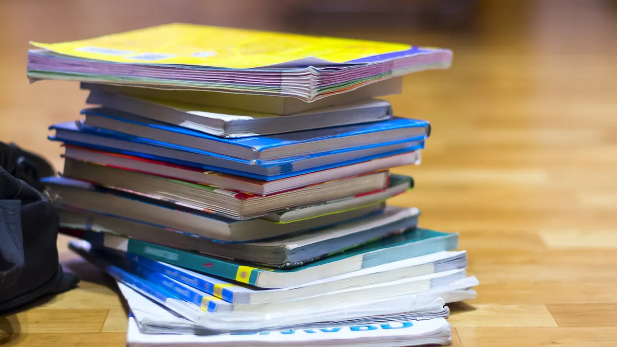 Manuale cu informații învechite în școli. În cel de Istorie scrie că România nu e încă în UE