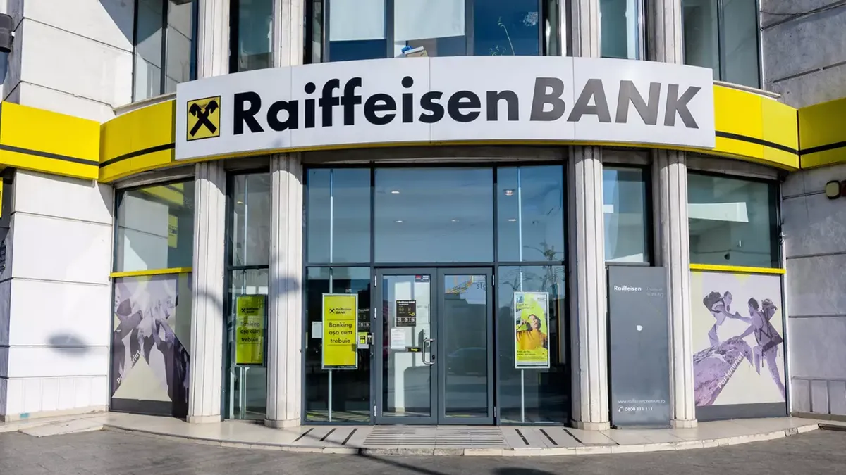 Anunţul momentului făcut de Raiffeisen Bank pentru toţi clienţii săi români. Ce se întâmplă în 2025 cu banii celor care au cont şi card la banca austriacă