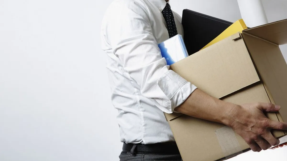 Sute angajați concediați într-o videoconferință de trei minute, fără nicio explicație. Printre ei se află și zeci de români