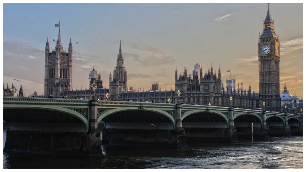 Peste 84.000 de oameni au semnat petiția pentru majorarea pragului de impozitare în Marea Britanie. Cum pot crește pensiile și salariile